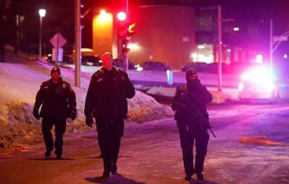  ir al articulo Seis personas murieron y otras ocho resultaron heridas tras abrir fuego hombres armados en una mezquita de Quebec durante los rezos nocturnos del domingo. Foto: Reuters/ Mathieu Belanger.