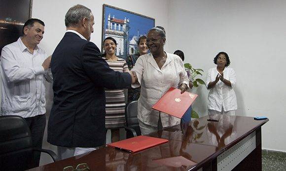 Ambos empresarios estrechan sus manos luego de firmado el acuerdo que permite la primera exportación de Cuba a Estados Unidos en cinco décadas. Foto. Ladyrene Pérez/ Cubadebate. 