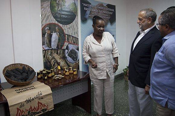 O'Reilly muestra los productos cubanos a Gilbert. Foto: Ladyrene Pérez/ Cubadebate.