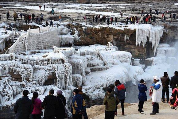 Espectacular imagen de una cascada congelada en China.