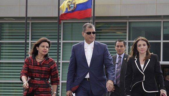 Correa durante su estancia en el Aeropuerto Internacional Mariscal Sucre, ubicado en la capital ecuatoriana. Foto: El Ciudadano.