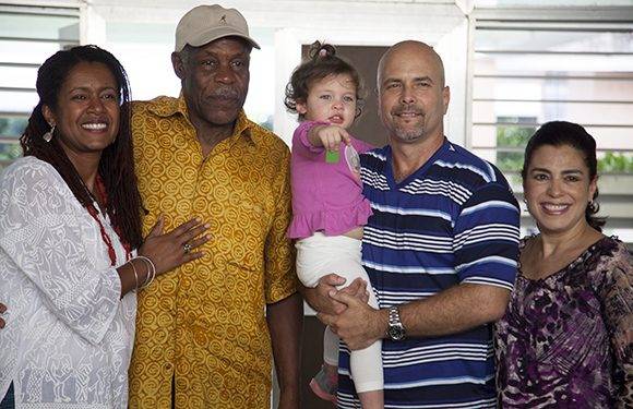 Danny Glover y su esposa en La Habana, en compañía de Adriana, Gerardo y Gema. Foto: Ladyrene Pérez/ Cubadebate.