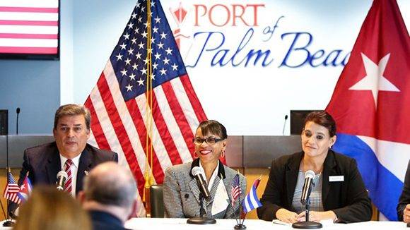 El Director Ejecutivo del Puerto de Palm Beach, Manuel Almira, y el Vicepresidente Dr. Jean L. Enright, se reunirán con Ana Teresa Igarza y una delegación de Cuba en el Puerto de Palm Beach en Riviera Beach el 27 de enero de 2017. Richard Graulich / El Palm Beach Post)