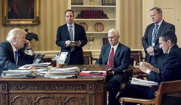 Trump conversa con líderes extranjeros desde el Despacho Oval en presencia de sus asesores. Foto: Andrew Harnik/ AP.