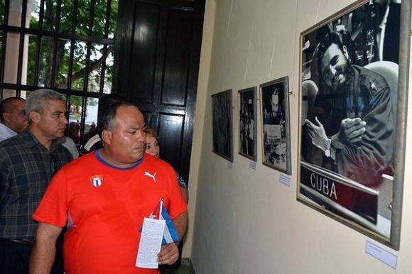 Federico Hernández (C), primer secretario del Partido Comunista de Cuba en Granma, en la inauguración de la exposición fotográfica Por Siempre Fidel, en la ciudad de Bayamo, provincia Granma. Foto: Armando Ernesto Contrera Tamayo.