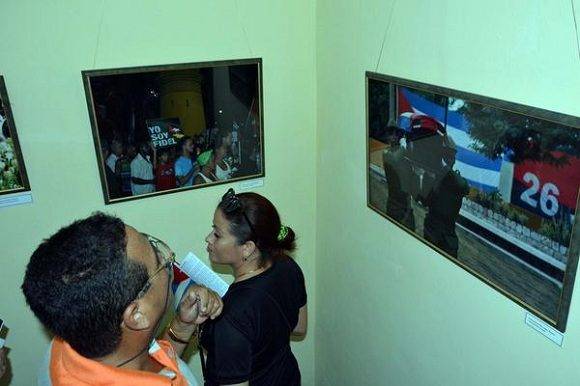 Bayameses en la inauguración de la exposición fotográfica Por Siempre Fidel, en la ciudad de Bayamo, provincia Granma, Cuba, el 2 de enero de 2017. ACN FOTO/Armando Ernesto CONTRERAS TAMAYO/sdl