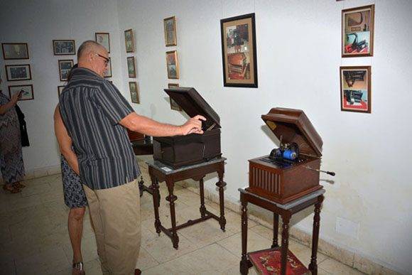 Colección privada del artista y restaurador Jorge Luis Betancourt, como homenaje al 140 aniversario de la invención del fonógrafo. Foto: Juan Pablo Carreras/ ACN