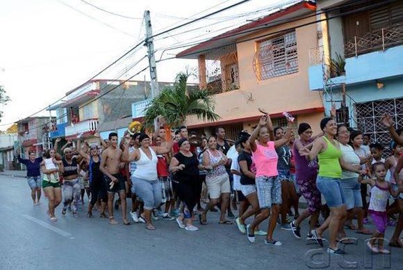 El público también en las calles de Bayamo, capital de Granma. Foto: ACN/ Osvaldo Gutiérrez.