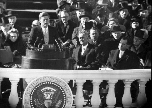 John F. Kennedy, 35º presidente de Estados Unidos en una imagen durante su discurso de toma de posesión en Washington el 20 de enero de 1961