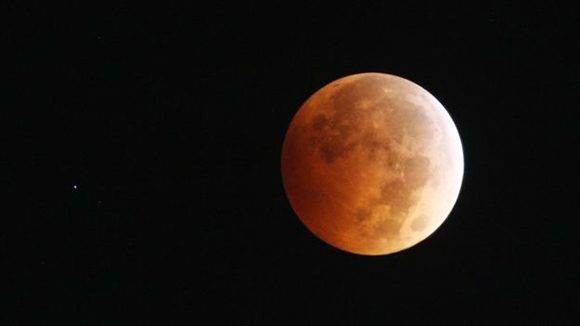 La Luna tendrá dos eclipses, uno penumbral en el que su aspecto se torna semioscuro y con tonos rojizos. Foto: Getty.