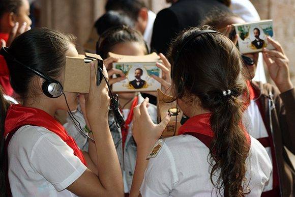 Niños de una escuela primaria de la Habana Vieja acudieron a la presentación del documental y pudieron disfrutar de la nueva tecnología de Google. Foto: José Raúl Concepción/ Cubadebate.