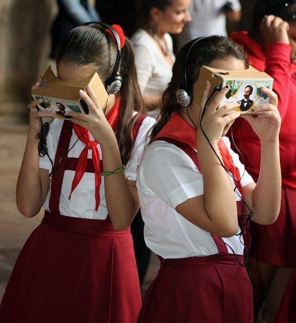 Dos niñas observan el documental de "Nuestro Martí" con esta novedosa tecnología de Google. Foto: José raúl Concepción/ Cubadebate.