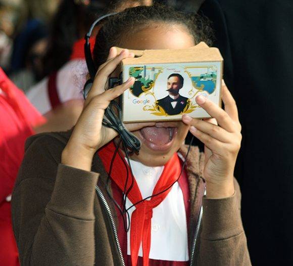 Una niña impresionada con el documental en 3D y 360 grados sobre José Martí con tecnología de Google. Foto: José raúl Concepción/ Cubadebate.
