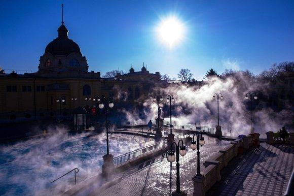 MTI132. Budapest (Hungary), 07/01/2017.- Visitors swim in the steaming water of the outdoor pool of Szechenyi Thermal Bath in Budapest, Hungary, 07 January 2017. (HungrÌa) EFE/EPA/Bea Kallos HUNGARY OUT