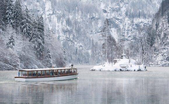 An excursion boat sails on the Koenigssee lake on January 6, 2017 near Koenigssee, soutehrn Germany. / AFP PHOTO / dpa / Sven Hoppe / Germany OUT