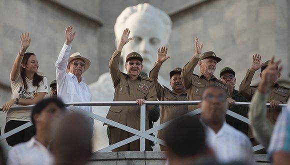 Con la presencia del General de Ejército Raúl Castro comenzó en la Plaza de la Revolución el Desfile Militar y Marcha del Pueblo Combatiente. Foto: Ladyrene Pérez/ Cubadebate.
