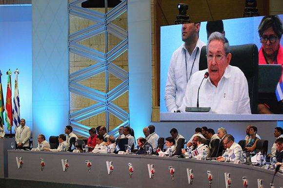 Líderes latinoamericanos escuchan las palabras de Raúl Castro en la V Cumbre de la Celac. Foto: @PresidenciaRD/ Twitter. 