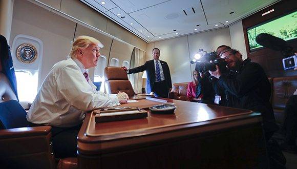 Presidente de Estados Unidos, Donald Trump, abordo del Air Force One. Foto: AP.