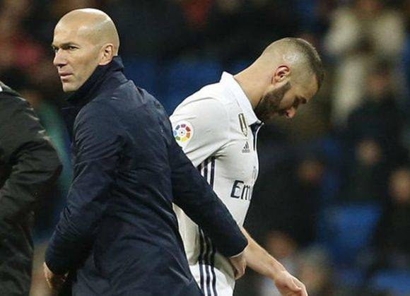 Zidane saluda a Benzema tras sustituirle por Morata. Foto: Chema Rey/ Marca.