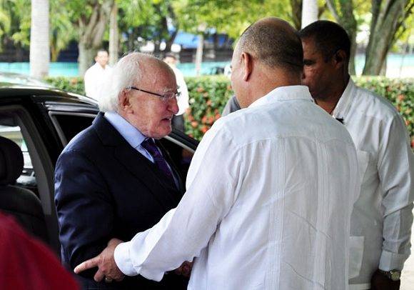 El Excelentisimo Sr. Michael D. Higgins es recibido por el Ministro de Salud de Cuba Dr. Morales Ojeda. Foto: Roberto Garaicoa Martinez/CUBADEBATE.