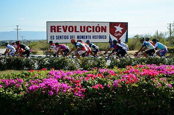 Ciclistas pedalean durante la segunda  etapa Guantánamo-La Gran Piedra (116 km) del IV Clásico Nacional de Ciclismo de ruta, el 15 de febrero de 2017.  ACN    FOTO/Calixto N. LLANES/Juventud Rebelde/sdl
