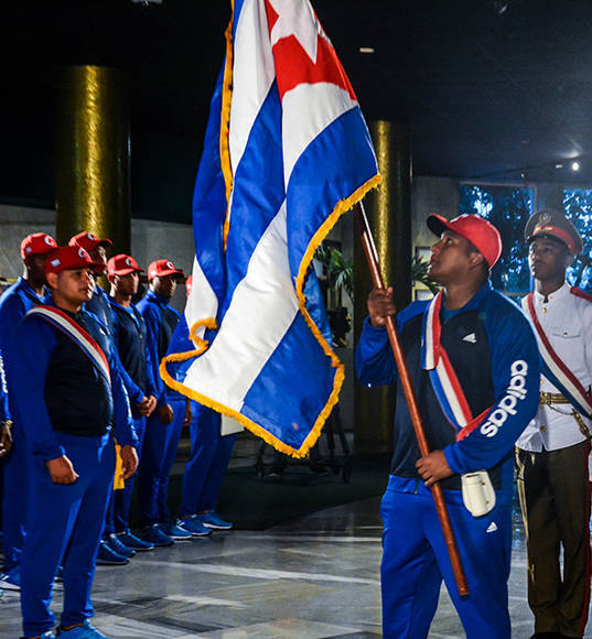 Alfredo Despaigne (D), capitán de la Selección Nacional, recibe la bandera que representará al equipo, en el IV Clásico Mundial de Béisbol, en acto realizado en el Memorial José Martí, en La Habana, Cuba, el 16 de febrero de 2017. ACN FOTO/ Abel PADRÓN PADILLA/ rrcc