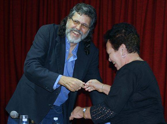 El ministro de Cultura, Abel Prieto, felicita a Olaga Marta Pérez, directora de Ediciones Unión por ganar el Primer Premio en Stand Modular. Foto: José Raúl Concepción/ Cubadebate. 