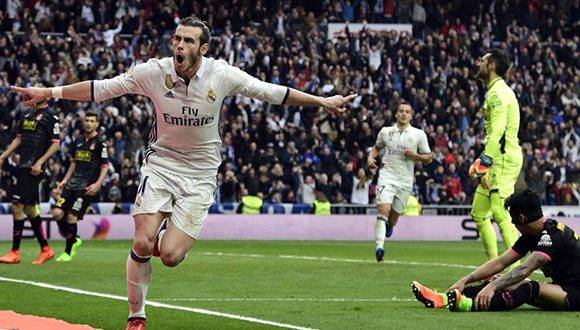 Gareth Bale marca el 2-0 ante el Espanyol. Foto: Javier Soriano/ AFP.