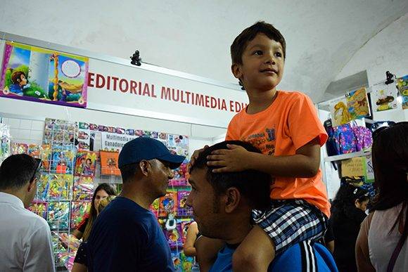Numerosas familias se han llegado por los stand de la editorial. Foto: Cinthya García Casañas/ Cubadebate.