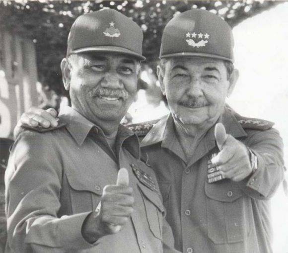 El 16 de abril de 1995, Día del Miliciano, Raúl y Almeida compartieron el júbilo con los tanquistas en su aniversario victorioso.. Foto tomada de Granma.