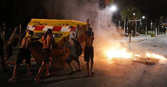 Espíritu Santo: Un grupo de hombres empuja un contenedor para hacer una barricada en la ciudad brasileña de Vitória. Foto: AP.
