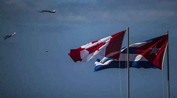 Las banderas de Cuba y Canadá reciben a los interesados en la lectura. Foto: L Eduardo Domínguez/ Cubadebate
