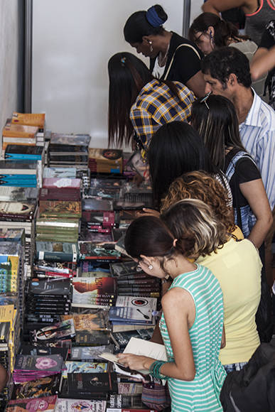 Gran afluencia de personas se llegaron a la cabaña para comprar sus títulos favoritos. Foto: L Eduardo Domínguez/ Cubadebate