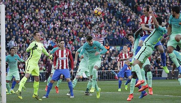 Godín marca el gol, que ene se momento supuso el empate para el Atlético. Foto: Ávaro García. 