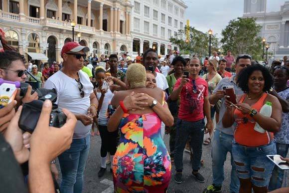 La popular cantante Haila María Mompié graba en Santiago de Cuba su nuevo videoclip. Al terminar, saludó a los que acudieron a disfrutar de su presencia. VDC FOTO/Luis Ernesto Ruiz Martínez.