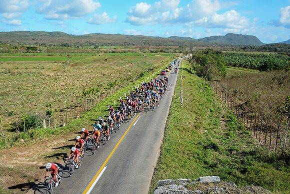 Ciclistas pedalean durante la 10ma etapa Matanzas-Artemisa (166 km) del IV Clásico Nacional de Ciclismo de ruta, el viernes 24 de febrero de 2017. FOTO de Calixto N. Llanes/Juventud Rebelde (CUBA)