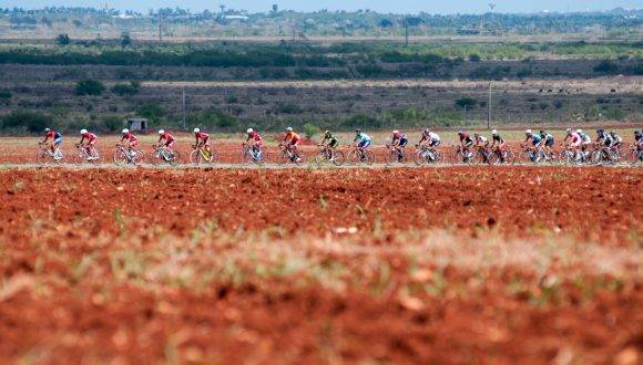 Ciclistas pedalean durante la 10ma etapa Matanzas-Artemisa (166 km) del IV Clásico Nacional de Ciclismo de ruta, el viernes 24 de febrero de 2017. FOTO de Calixto N. Llanes/Juventud Rebelde (CUBA)