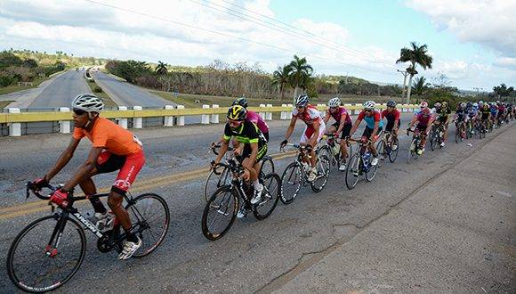 Ciclistas atacan la meta volante de Madruga durante la 10ma etapa Matanzas-Artemisa (166 km) del IV Clásico Nacional de Ciclismo de ruta, el viernes 24 de febrero de 2017. FOTO de Calixto N. Llanes/Juventud Rebelde (CUBA)