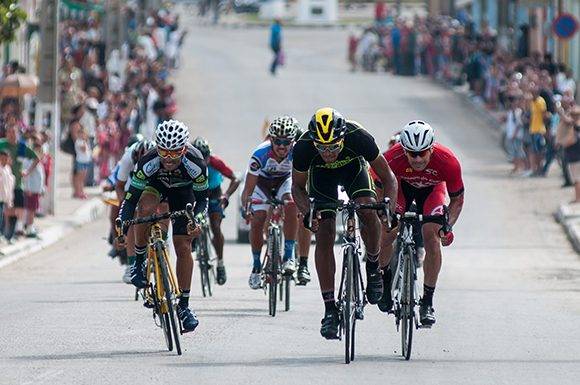 Ciclistas atacan la meta volante de Madruga durante la 10ma etapa Matanzas-Artemisa (166 km) del IV Clásico Nacional de Ciclismo de ruta, el viernes 24 de febrero de 2017. FOTO de Calixto N. Llanes/Juventud Rebelde (CUBA)
