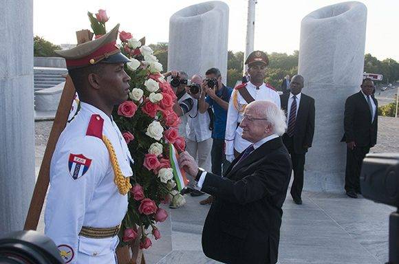 Michael Higgins rinde honores a Martí. Foto: Ladyrene Pérez/ Cubadebate.
