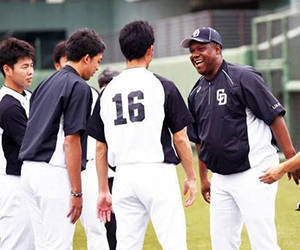 Omar Linares es ahora el entrenador de bateo de los Dragones de Chunichi, en la Liga Profesional de Béisbol de Japón
