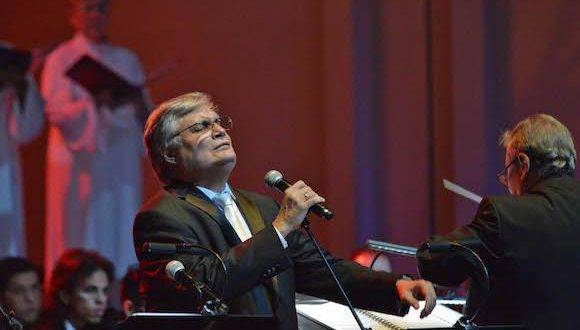Amaury Pérez en la presentación de la Misa Cubana con la participación de la Orquesta Sinfonica de Puerto Rico. Foto: José Rodríguez.