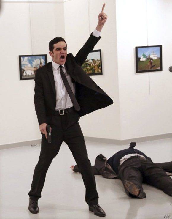 AM01 AMSTERDAM (HOLANDA) 13/02/2017.- Fotografía facilitada por la organización World Press Photo (WPP) hoy, 13 de febrero de 2017, que muestra la imagen tomada por el fotógrafo Burhan Ozbilici de la agencia Associated Press (AP) momentos después de que el agente de policía Mevlut Mert Altintas (i) disparase al embajador ruso en Turquía, Andrey Karlov (d, en el suelo), el 19 de diciembre de 2016. La WPP ha anunciado hoy, 13 de febrero de 2017, que esta fotografía, que muestra los instantes posteriores al asesinato del embajador ruso, ha sido seleccionada como la ganadora del World Press Photo of the Year. PROHIBIDO SU USO EN TURQUÍA/LAS AUTORIDADES TURCAS HAN PROHIBIDO LA DISTRIBUCIÓN DE IMÁGENES DE ESTE ASESINATO, LO QUE INCLUYE IMAGENES FOTOGRÁFICAS Y DE VIDEO. EFE/Burhan Ozbilici/AP/WORLD PRESS PHOTO/ ATENCIÓN EDITORES; SÓLO USO EDITORIAL/NO VENTAS/NO ARCHIVOS/NO RECORTAR/NO MANIPULAR/USO PERMITIDO SÓLO EN RELACIÓN A LOS PREMIOS WORLD PRESS PHOTO