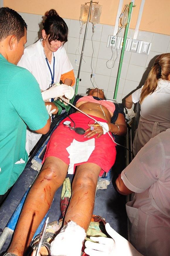 Pronta atención médica a los accidentados del choque entre el coche motor Siguaney-Sancti Spíritus y un tren de caña, en Cuba, el 24 de febrero de 2017.    ACN   FOTO/ Vicente  BRITO/ Periódico Escambray/ rrcc