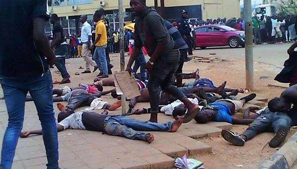 Estampida en terreno de fútbol en ciudad angolana deja varios muertos y heridos. Foto: Agencias.