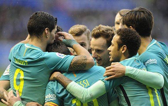 El Barcelona celebra la abultada victoria frente al Alavés. Foto: L. Rico/ El País.