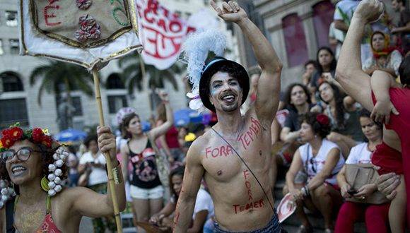La política se hizo presente en el Carnaval de Río de Janeiro, donde los juerguistas llevan pancartas y pintadas como Fora Temer en alusión al presidente Michel Temer. Foto: Silvia Izquierdo/ AP.