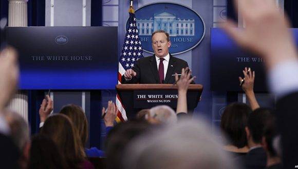 La Casa Blanca no ha explicado las razones por qué no permitió el ingreso a los representantes de algunos medios de comunicación al reciento donde realizan la conferencia de prensa diaria. Foto: AP.