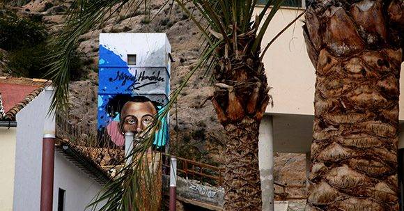 Parte de la casa y mural de Miguel Hernández junto a las faldas de la Sierra Oriolana. Foto: Jennifer Romero.