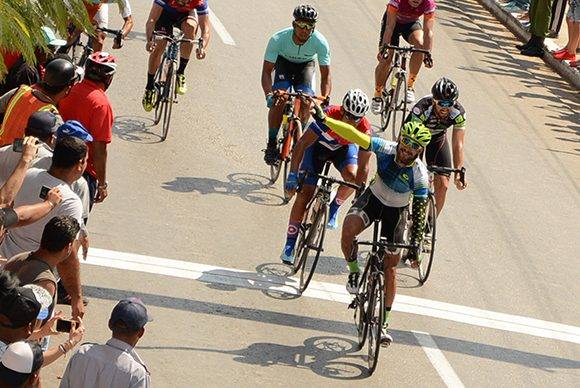 Leandro Marcos de La Habana (C), gana la 6ta etapa corrida de Camagüey a Ciego de Ávila, como parte del IV Clásico de Ciclismo de Ruta, a su llegada a la capital avileña, en Cuba, el 18 de febrero de 2016. ACN FOTO/ Osvaldo GUTIÉRREZ GÓMEZ/ rrcc